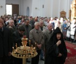 Народ, предстоящий в церкви