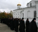 Праздничный крестный ход вокруг Кресто-Воздвиженского собора