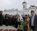 Патриарх Кирилл входит в Кресто-Воздвиженский собор