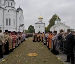 Священники и верующие ожидают Патриарха