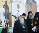 Матушка Игумения преподносит дары Святейшему Патриарху