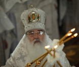 Митрополит Филарет благословляет молящихся