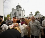 Десницу проносят над молящимися 