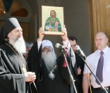 Митрополит Филарет благословляет собравшихся на прославление свщмч. Константина