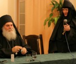Вопрос старцу задает игумения Евдокия