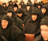 Сестры во время беседы
