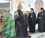 Игумения Евдокия преподносит дары Святейшему Патриарху