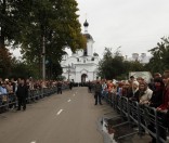 Верующие ожидают приезда Патриарха Кирилла. Фото 26. 09. 2009