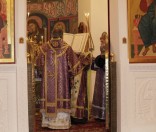 Архиепископ Феодосий в алтаре Кресто-Воздвиженского собора