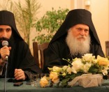 Монах Феодох переводит ответы архимандрита Ефрема