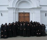 Фото сестер с афонитами возле Кресто-Воздвиженского собора.11 мая 2012 г.