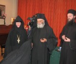 Иеромон. Серапион благословляет сестер четками.10 мая 2012 г.