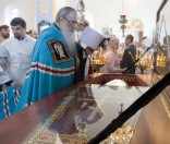 Митрополит Филарет прикладывается к мощам свщмч. Константина
