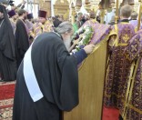 Митрополит Филарет поклоняется Евфросиниевскому Кресту