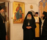 Архиепископ Феодосий приветствует Архимандрита Ефрема