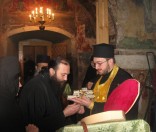 Архим. Мефодий рассматривает Евфросиниевский Крест