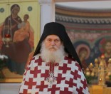 Архимандрит Ефрем совершает  Литургию 