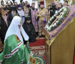 Святейший Патриарх Кирилл поклоняется Евфросиниевскому Кресту