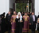 Святейший Патриарх Кирилл входит в обитель