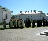 Святые мощи в новом кипарисовом гробе. 4 июня 2007 года