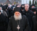 Архимандрит Ефрем направляется в Кресто-Воздвиженский собор