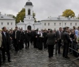 Патриарх направляется в Спасо-Преображенский храм