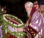 Святейший Патриарх Алексий поклоняется Евфросиниевскому Кресту. 26 сентября 1998 г.