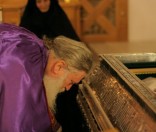 Архимандрит Ефрем поклоняется святым мощам прп. Евфросинии