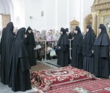 Сход певчих сестер перед крестным ходом 