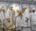 Митрополит благословляет молящихся иконой свщмч. Константина
