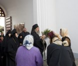 Архиепископ Феодосий и сестры обители направляются к Кресто-Воздвиженскому собору