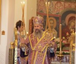 Архиепископ Феодосий с дикирием и трикирием