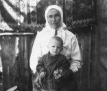 Фекла Ивановна с внучкой Верочкой