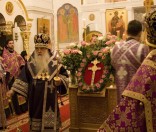 Митрополит Филарет совершает каждение креста преподобной Евфросинии