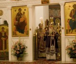 Митрополит Филарет благословляет верующих