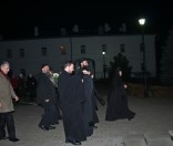 Хиландарские гости направляются в Кресто-Воздвиженский собор