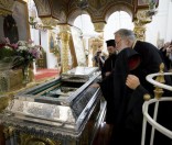 Митрополит Нектарий у мощей прп. Евфросинии