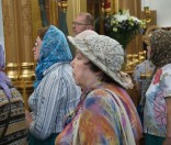 Паломники на молебне