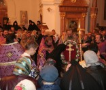 Архиеп. Феодосий воздвизает крест прп. Евфросинии Полоцкой