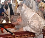 Митрополит Филарет прикладывается к мощам свщмч. Константина