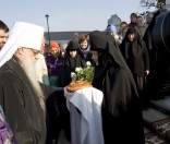Игумения Евдокия преподносит митрополиту Филарету хлеб-соль