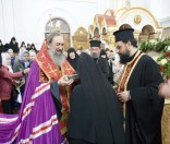 Игумения Евдокия прикладывается к святыне 
