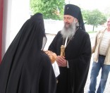 Встреча у св. ворот обители архиеп. Феодосия. Фото 19 августа 2012 года