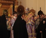 Архиепископ Феодосий помазывает св. елеем сестер обители