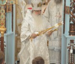 Митрополит Филарет благословляет молящихся