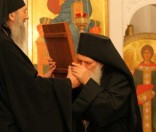 Архиепископ Феодосий дарит Владимирскую икону Божией Матери архимандриту Ефрему