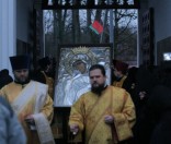 Священнослужители вносят икону в Спасо-Евфросиниевский монастырь