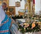 Митрополит Павел у мощей прп. Евфросинии