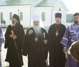 Митрополит Филарет благословляет паломников и прихожан обители