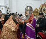 Священнослужители прикладываются к святыни